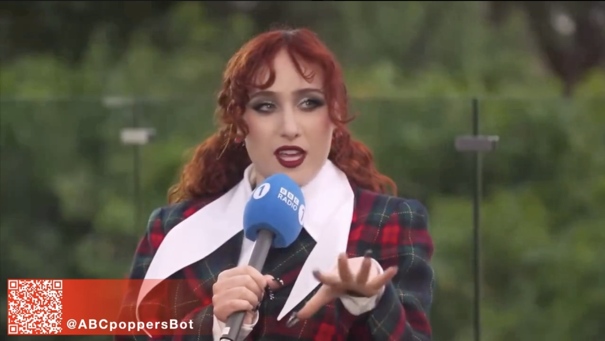 Всегда происходит какая-то хуйня. Какая-то сука блюет, какая-то сука вдыхает попперсы, какой-то девушке всё равно, что её парик наполовину снят Грозном Всегда происходит какая-то хуйня. Какая-то сука блюет, какая-то сука вдыхает попперсы, какой-то девушке всё равно, что её парик наполовину снят Грозном